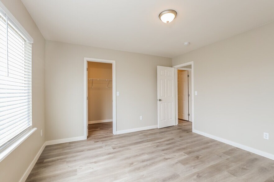 Building Photo - 485 River Way