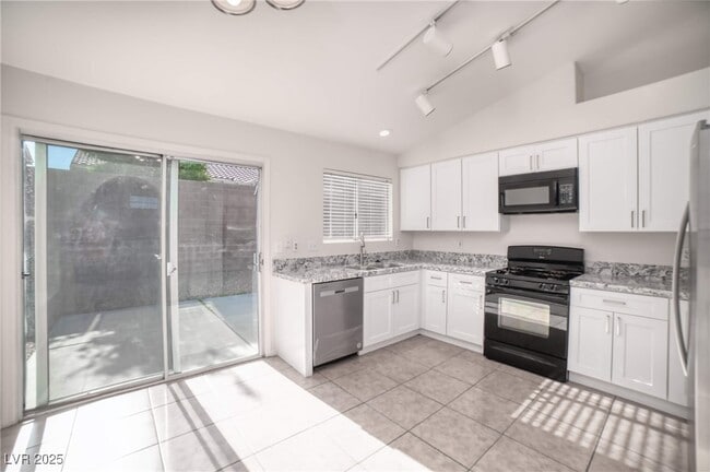 Building Photo - 2542 N Grand Basin Dr