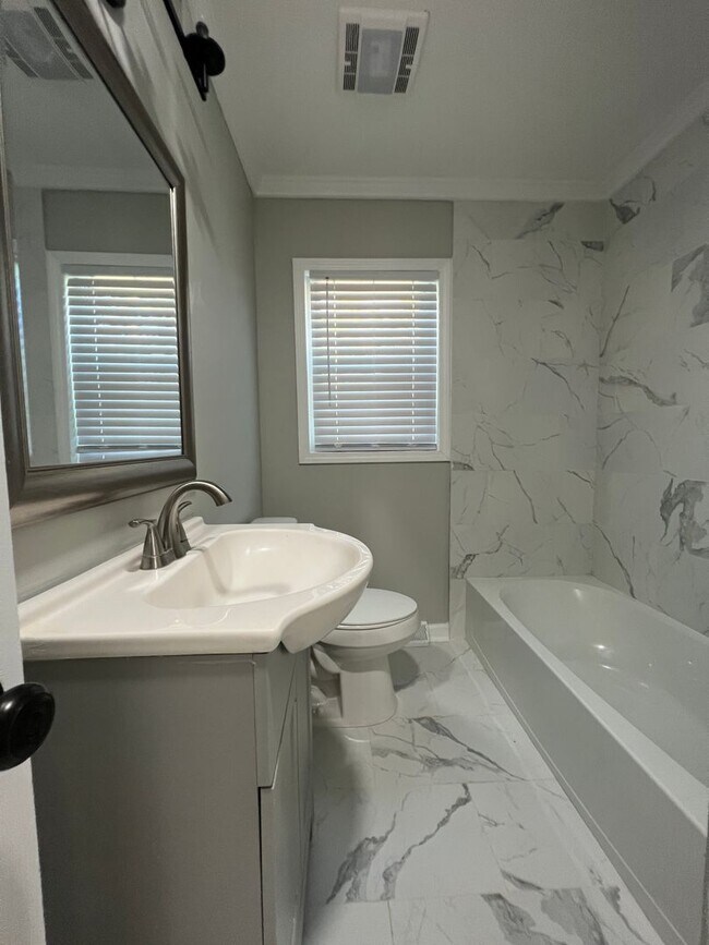 Building Photo - MOVE-IN READY! *HOLIDAY MOVE-IN SPECIAL $500 off the first full months rent if lease signed by 1/...