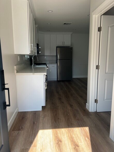 Upon entry - 202 N Fairview St