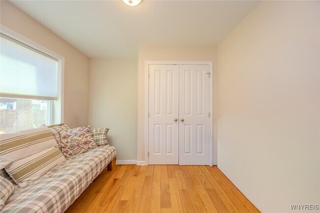 Building Photo - 105 Pine St