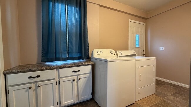 Building Photo - Adorable Rural Home in Rochester School District!