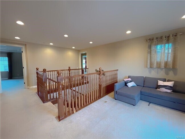 Building Photo - 52 Stanza