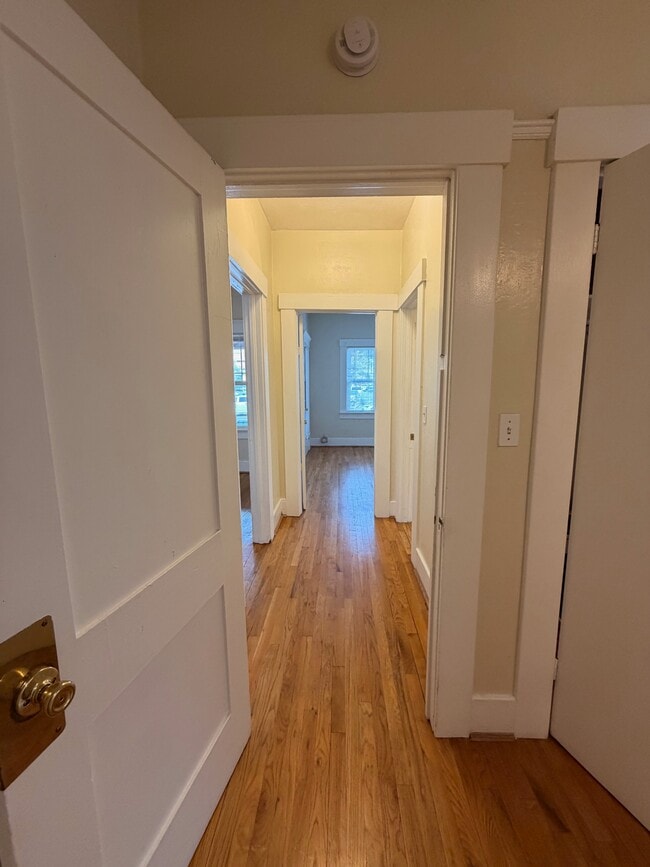 Building Photo - 1030 E 7th St