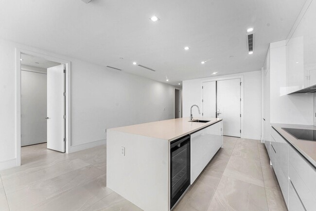 Building Photo - 220 Lake Shore Dr