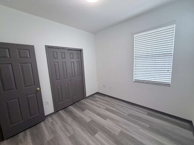 Building Photo - 1065 Viewpoint Way