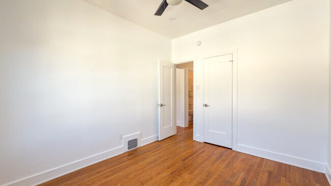 Building Photo - 246 S Sycamore Ave