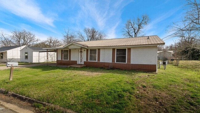 Building Photo - Cute home in New Boston