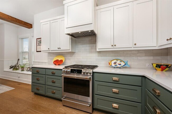 Building Photo - 510 E 7th St