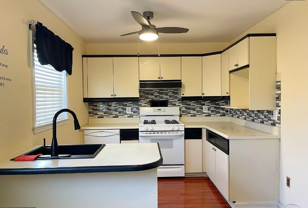 Kitchen - 8708 Hargrave St