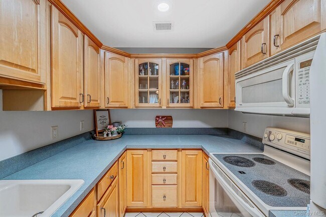 Building Photo - 855 Skyline Dr