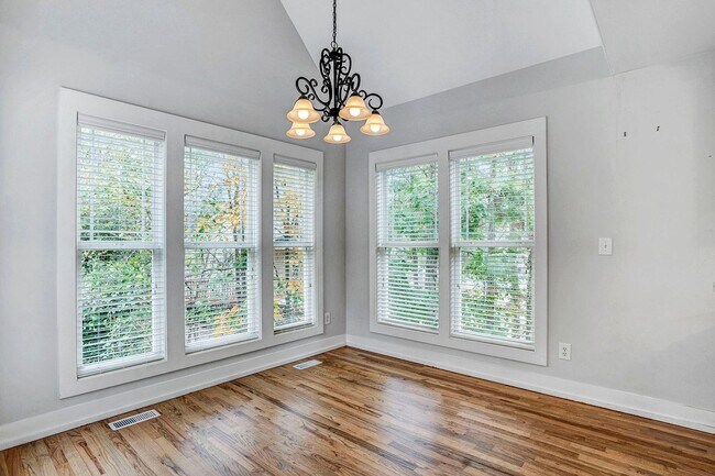 Building Photo - AVAILABLE FOR MOVE-IN AUGUST 10, 2026-BEAUTIFUL HOME ON A HILL!  FIRST FLOOR MASTERBEDROOM!