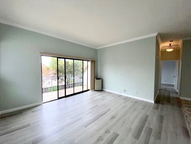 Building Photo - FOR RENT 2BR/2BA 900 SF Charming Renovated Condo In UTC
