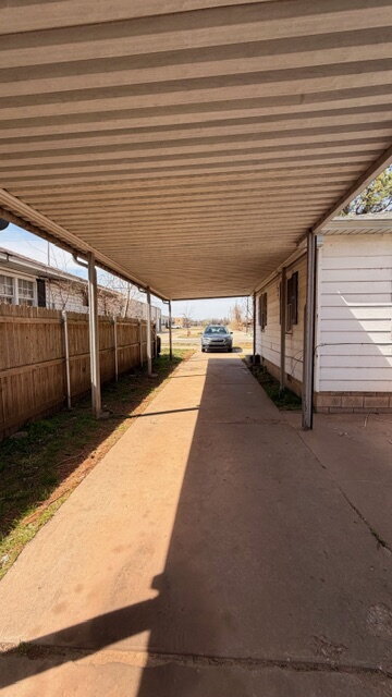 Building Photo - Spacious 3-bedroom, one-bathroom home.