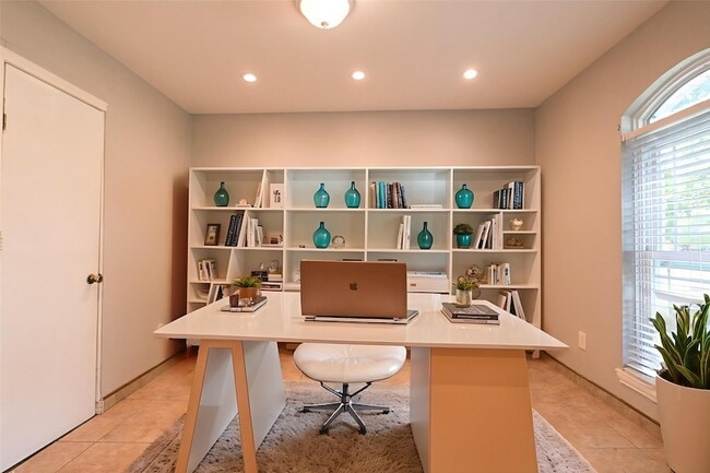 Building Photo - 815 Valleycreek Rd