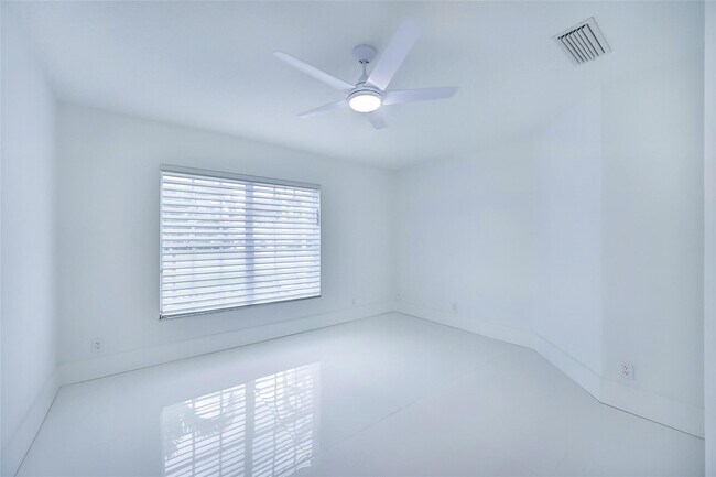 Building Photo - 6014 Golf Villas Dr