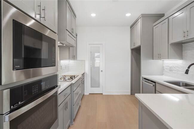 Building Photo - 6902 SW Basswood Ave