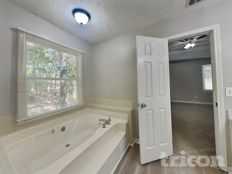 Building Photo - 60 Beaverdam Ct