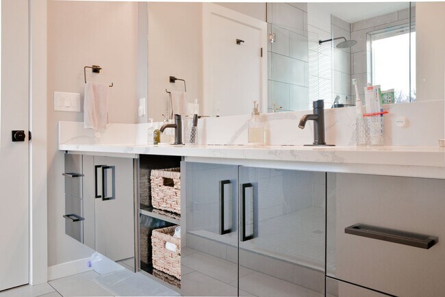 Building Photo - Modern 3 bed/ 2.5 bath townhome in Ballard!