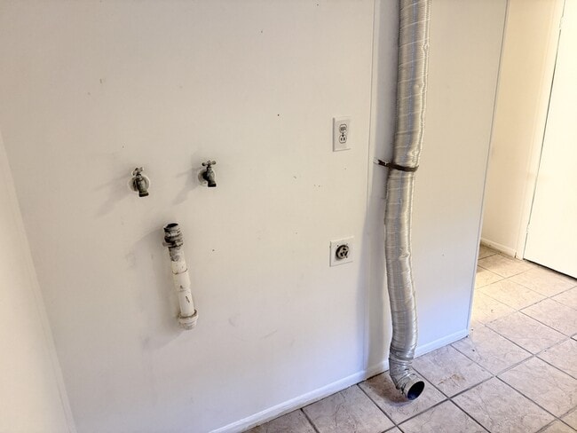 Building Photo - 925 Wilson Ave S