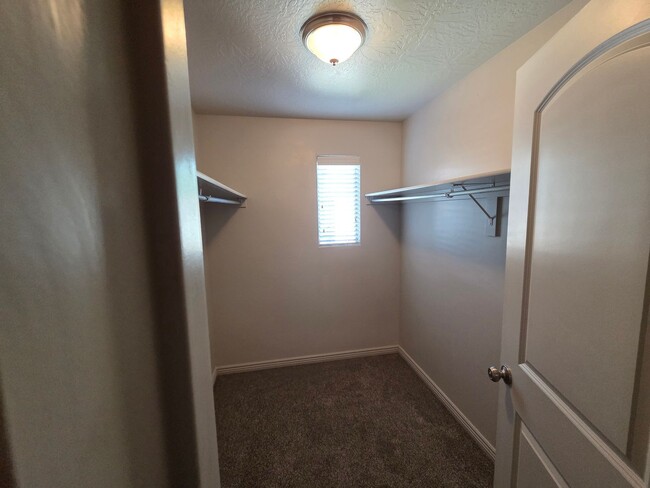 Building Photo - Spacious 4 Bedroom Home!