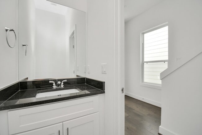 Building Photo - 420 Janisch Rd