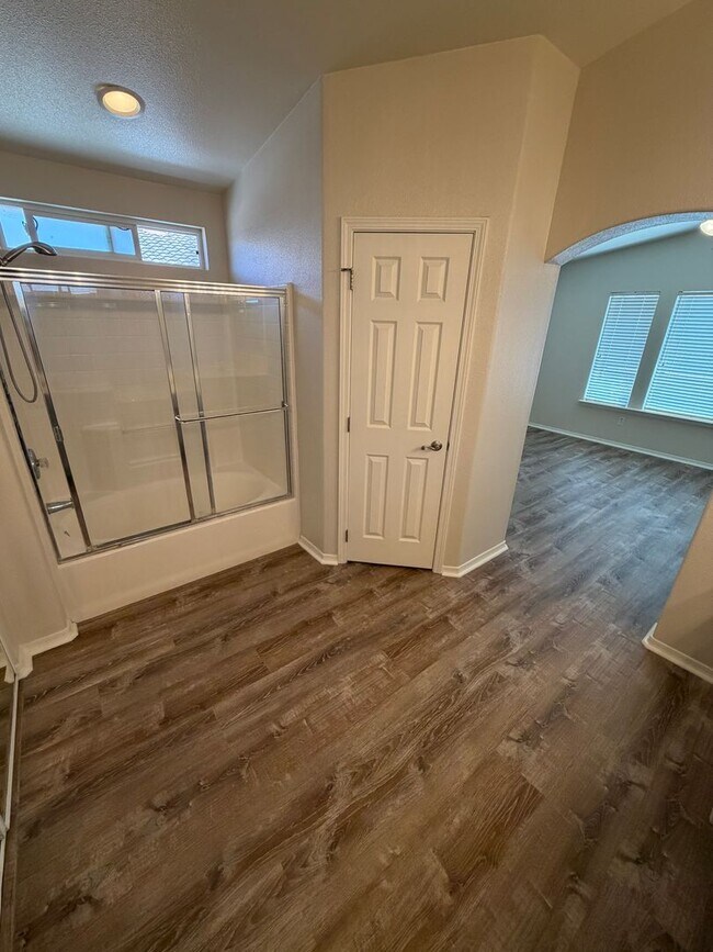 Building Photo - 1810 Baylor Ln