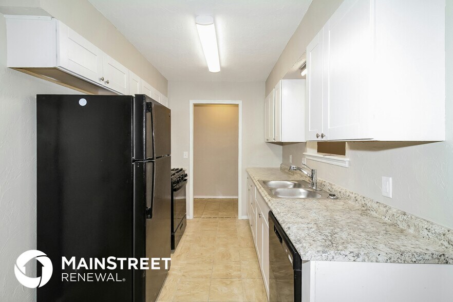 Building Photo - 813 Hampton Rd