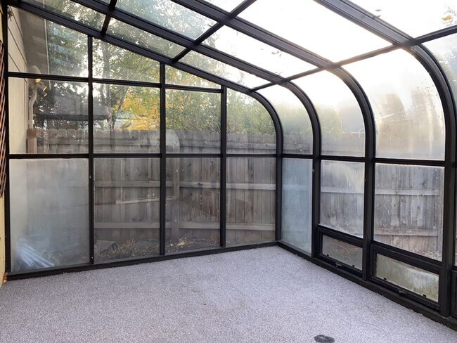 Building Photo - Start a Lease by 12/1 and Receive a $500 R...