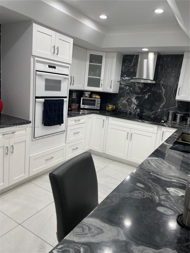 Building Photo - 520 Brickell Key Dr