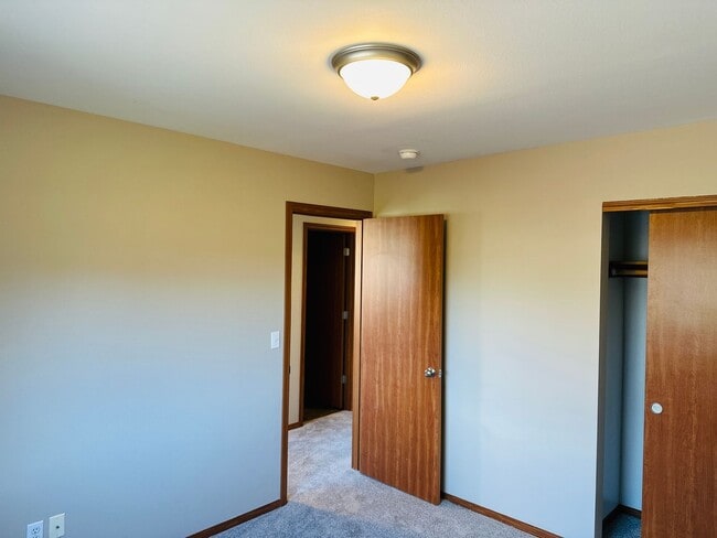 Building Photo - Charming Updated Property in Amazing Neighborhood