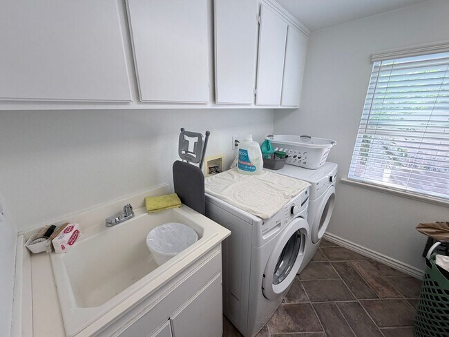 Building Photo - 3258 Meadow Side Pl