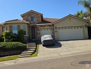 Building Photo - Large Single Story 3 Bedroom + Den - Empir...
