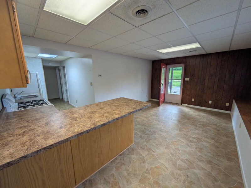 Building Photo - 209 W Oak St