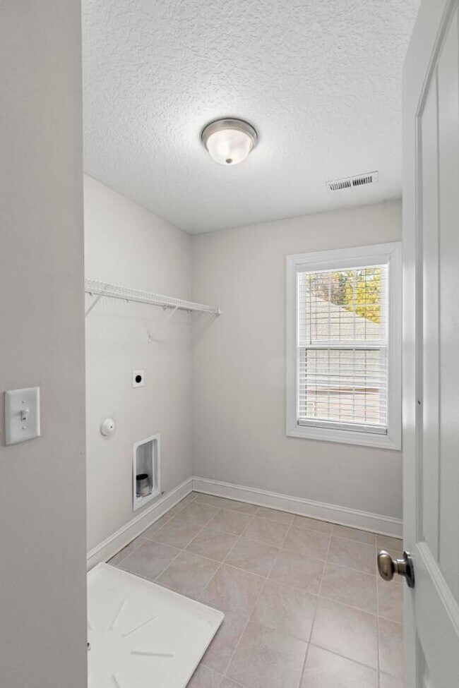 Building Photo - Gorgeous Home Offering Over 3000 HSF!