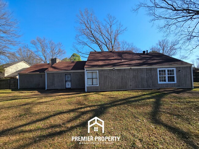 Building Photo - Spacious 4BR/3BA Memphis Home w/ Vaulted Ceilings, Hardwood Floors & 2-Car Garage