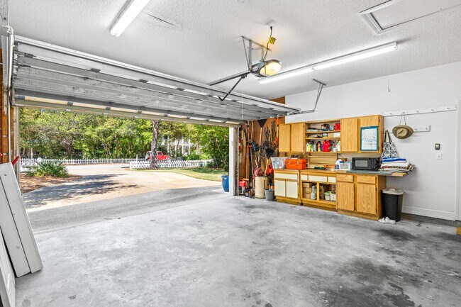 Building Photo - 220 Seabreeze Cir