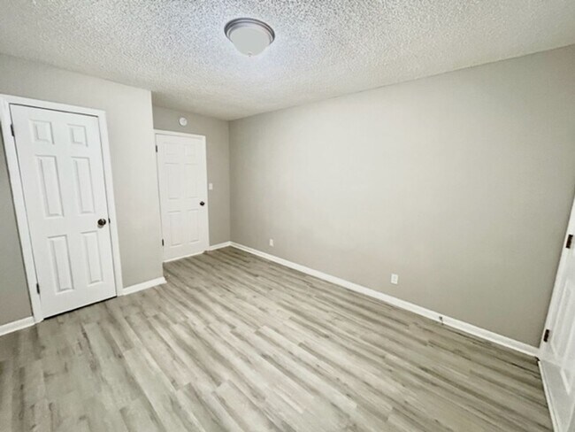 Building Photo - 4304 Chalet Cir