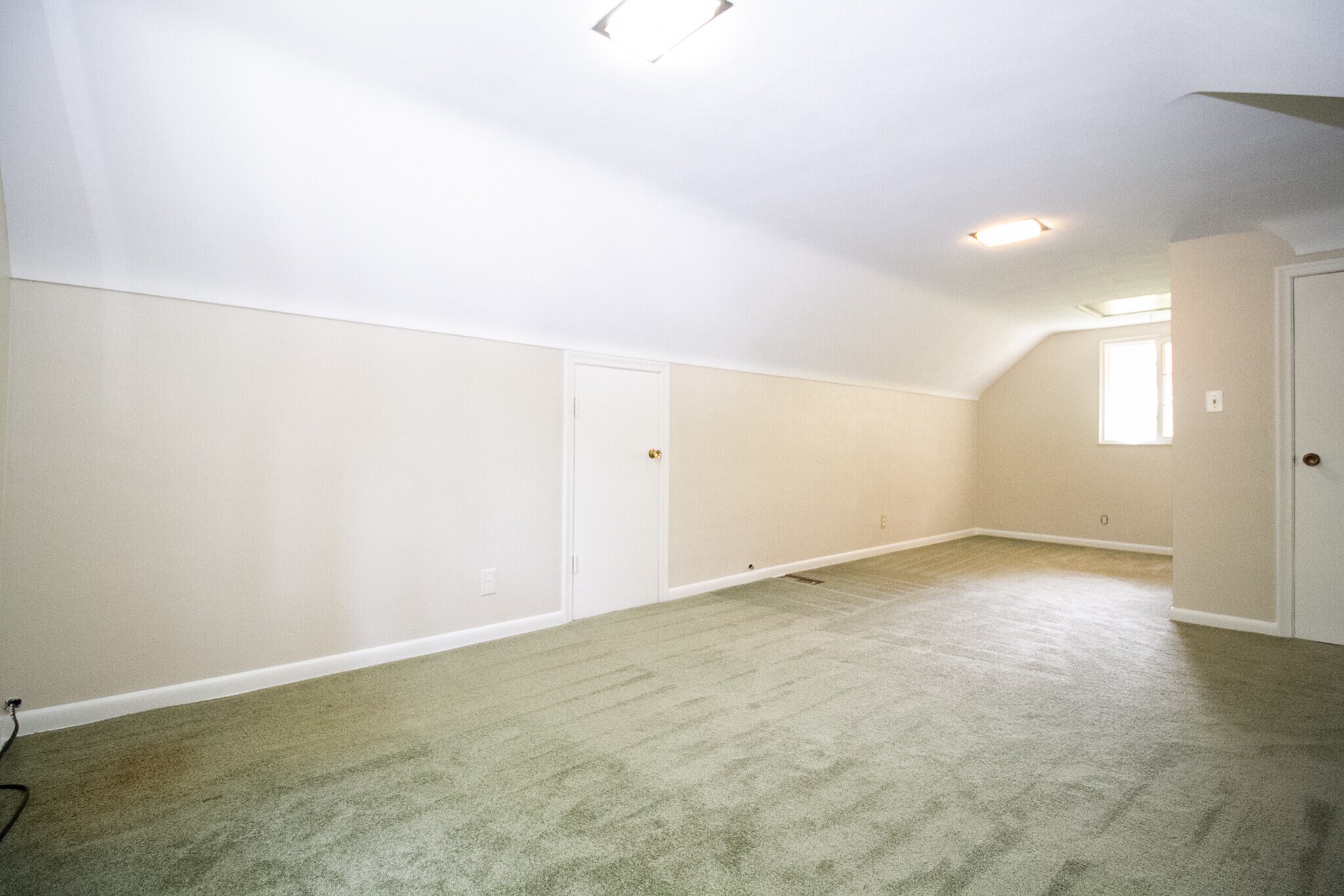 Building Photo - 2424 Lambert Dr