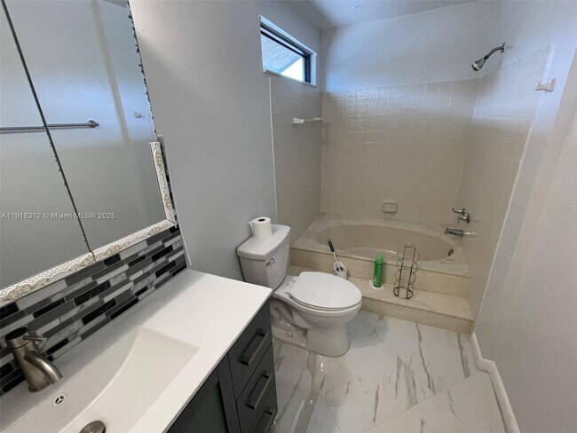 Building Photo - 2652 Riverside Dr