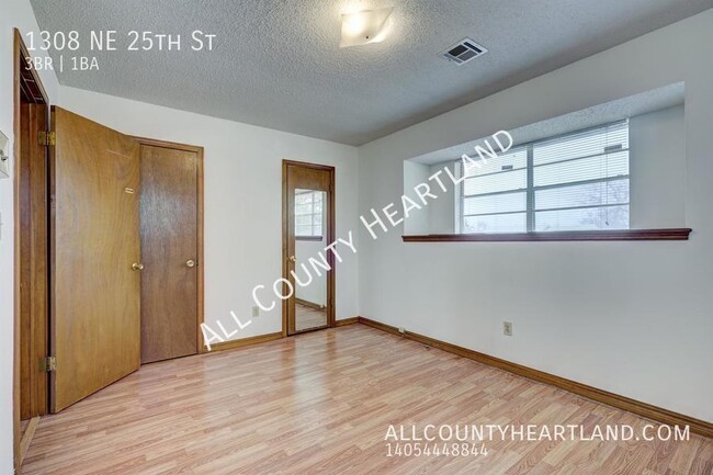 Building Photo - 1308 NE 25th St