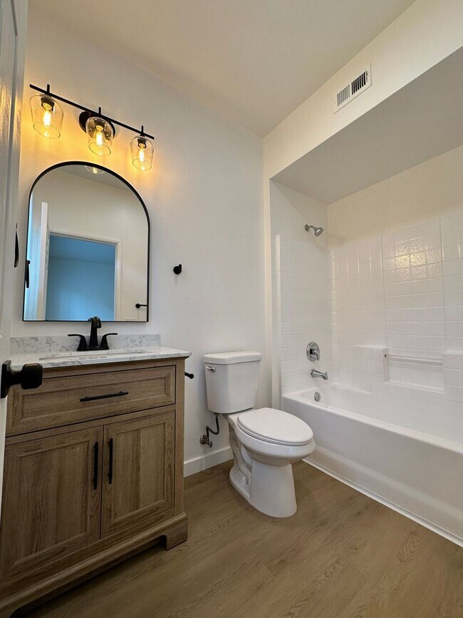 Building Photo - Townhouse at the Bordeaux Gated Community 3bed 2.5 bath