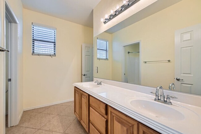 Building Photo - Beautiful 3 bedroom in Tuscany  community