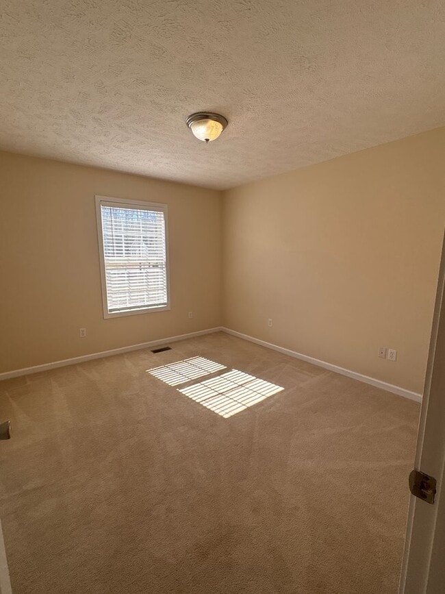 Building Photo - $500 OFF 1st Month!…Spacious Home with Large Yard!!