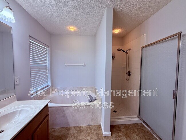 Building Photo - 2462 Coachman Lakes Dr
