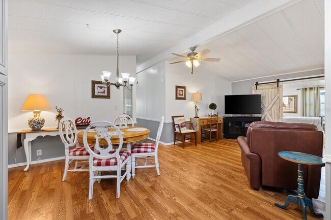 Building Photo - 732 Royal Palm Ave