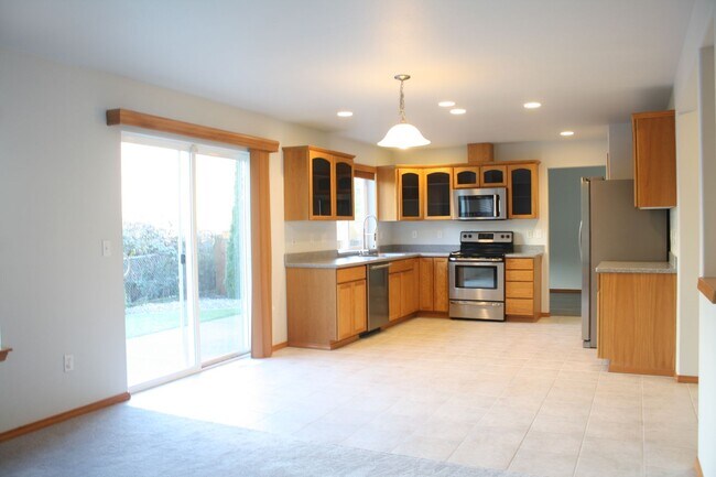 Building Photo - 3 bdrm, 2.5 Bath, 2 car Garage, Gas heat, ...