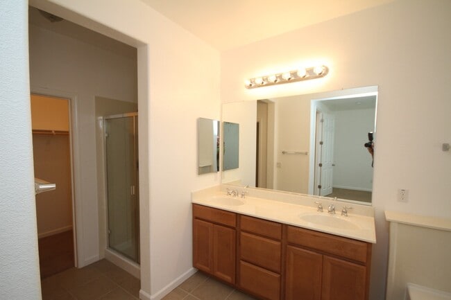 Building Photo - 3BR|2.5BA Condominum - Tenant Pays $175 monthly for WS&G