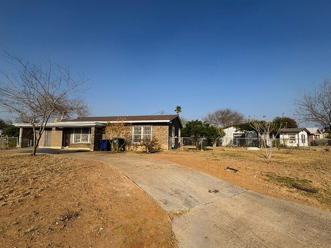 Building Photo - 3413 N Buena Vista Ave