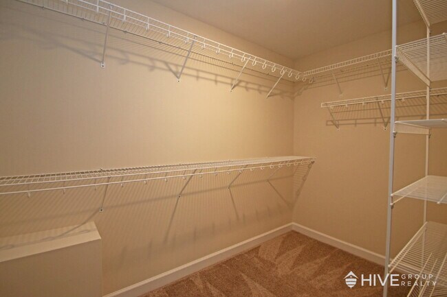 Building Photo - Beautiful End-Unit Townhouse with Pond Vie...
